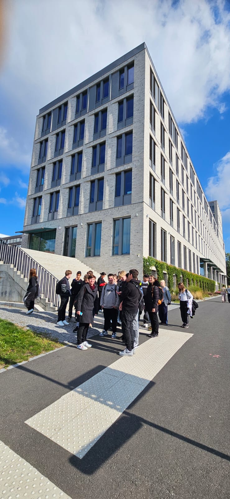 Technika na vlastní kůži: Osmáci a deváťáci na exkurzi v laboratořích FSI UJEP Ústí nad Labem 